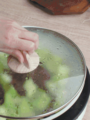 西葫蘆略出水時(shí)，加一小撮鹽調(diào)味。