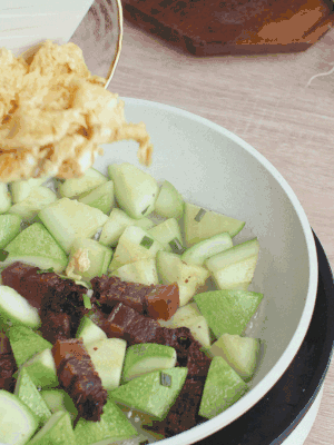 雞蛋一起翻炒。