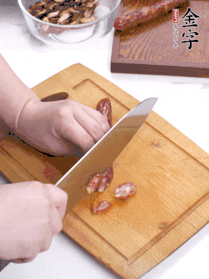 干香菇泡發(fā)切片，金字香腸切片，春筍切大粒。