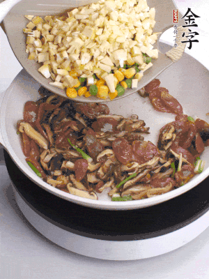 鍋里熱油，爆香蔥白，下香腸片炒至微微出油，加時(shí)蔬粒、香菇粒、春筍粒翻炒均勻。