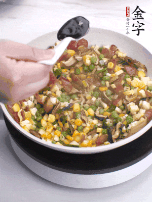 加2勺生抽、1勺蠔油、半勺老抽調(diào)味。