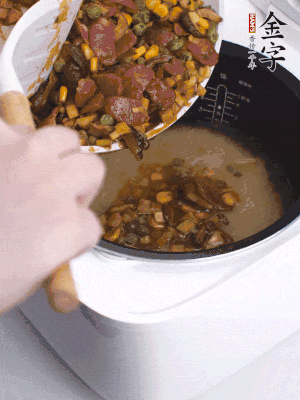 鋪在洗好的大米上，加清水，與食材持平。