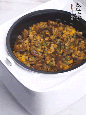 電飯煲按煮飯鍵，出鍋撒蔥花。