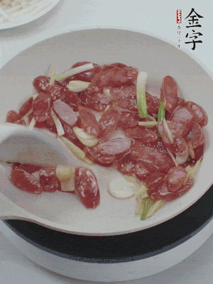 熱鍋爆香姜蒜片，下香腸炒出香味。