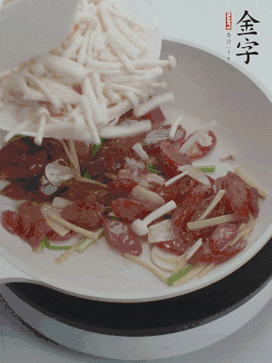 放白玉菇、青紅辣椒、雞蛋。