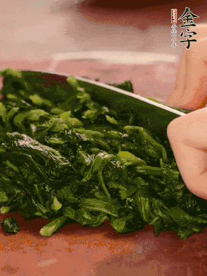 洗凈的菠菜加鹽焯水，撈出晾涼后攥干切碎。胡蘿卜切細(xì)絲。金字烤腸切園片。