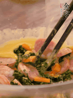 雞蛋、面粉、玉米油攪拌到無顆粒狀態(tài)。再加入菠菜、胡蘿卜、烤腸。少許鹽調(diào)味。