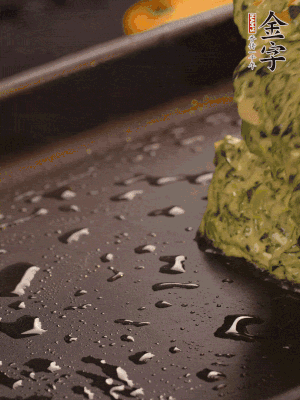 熱鍋擦一下油，下面糊攤平。