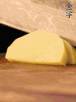 土豆去皮切丁。水開后，放入鍋中煮2-3分鐘，撈出瀝干水分。