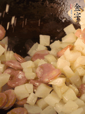 再放烤腸片煎熟。撒點鹽、孜然粉、辣椒面。