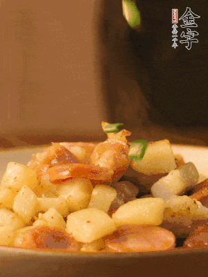 翻炒均勻，撒上蔥花后即可。