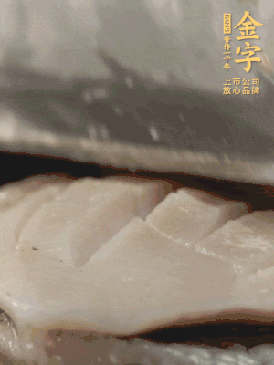 鮑魚(yú)用勺子撬出來(lái)，去掉內(nèi)臟和牙齒，加面粉、白醋、鹽、啤酒抓一下，清水洗凈，切花刀。