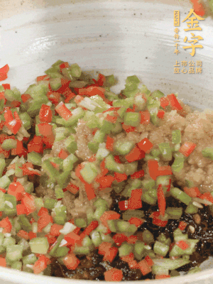 XO醬、蒜蓉醬、青紅椒粒攪拌成醬料。