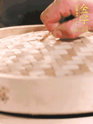 醬鴨半只加姜片、蔥、黃酒上鍋蒸20分鐘。