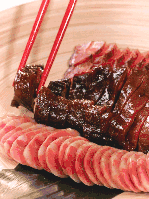 香腸、醬肉適合切片、醬鴨適合切塊。