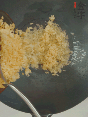 熱油下鍋，邊按壓邊翻炒均勻。