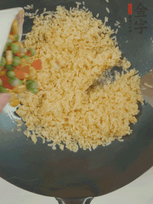 下豌豆粒、胡蘿卜粒、玉米粒。（買現(xiàn)成冷凍的雜菜即可，非常方便）