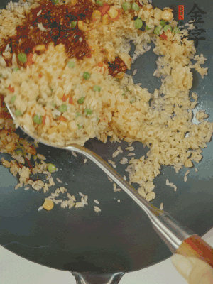 翻炒熟后，加金字火腿XO醬。