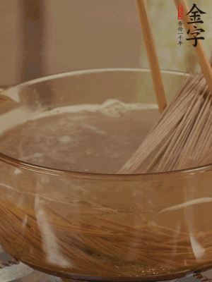 水開后下蕎麥面，煮2分鐘后過涼水備用。