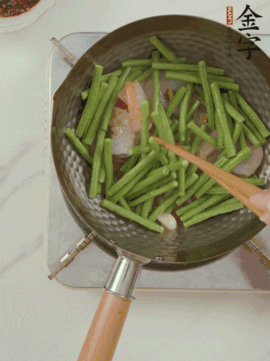 下掰好的缸豆段翻炒，略燜煮。