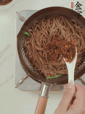 下蕎麥面，淋上少許醬油，加2勺金字火腿大師醬略翻炒即可。