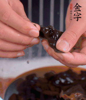 木耳冷水泡發(fā)，處理成小塊。（如果是小木耳就不用切了）