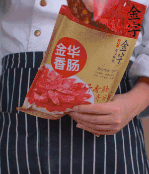 香腸切成斜片，小米辣切成斜片。