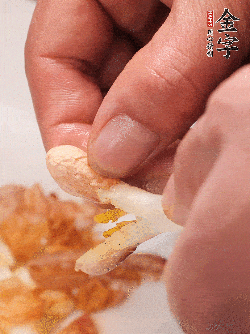 花生芽切段。開水焯水1分鐘，去掉頂部的花生皮