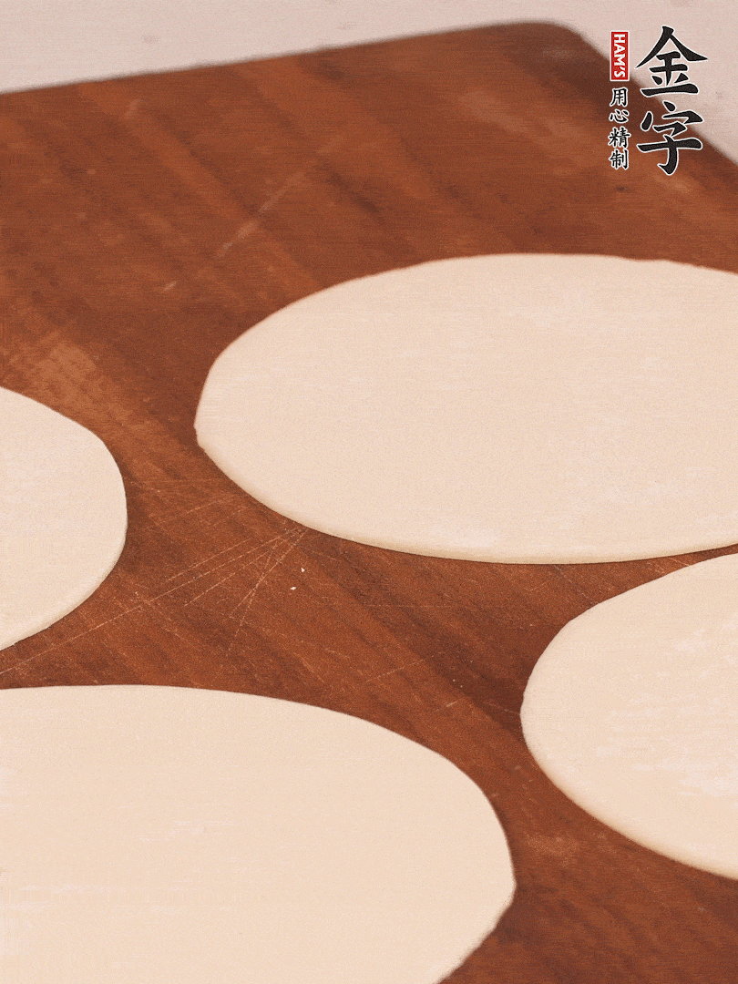 餃子皮均勻抹油，10張疊在一起，搟面杖搟開