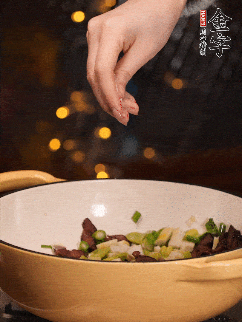 可以加點點水，再加菜苔，加點鹽、味精調(diào)味