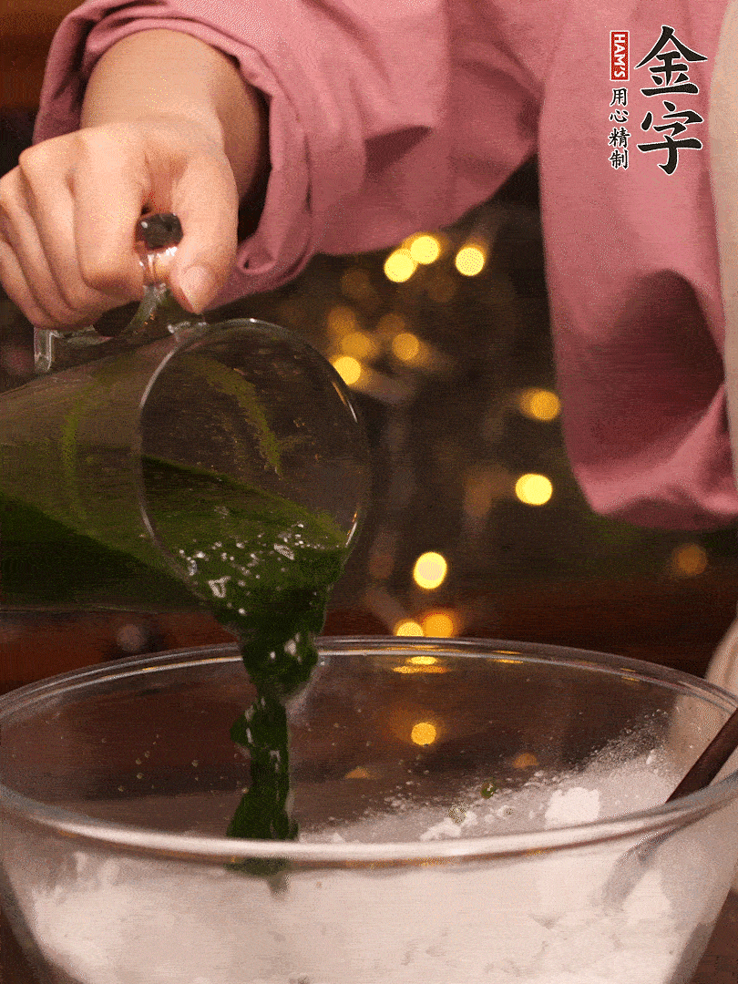 清明粿粉，分次加艾草泥，加點(diǎn)油揉2分鐘