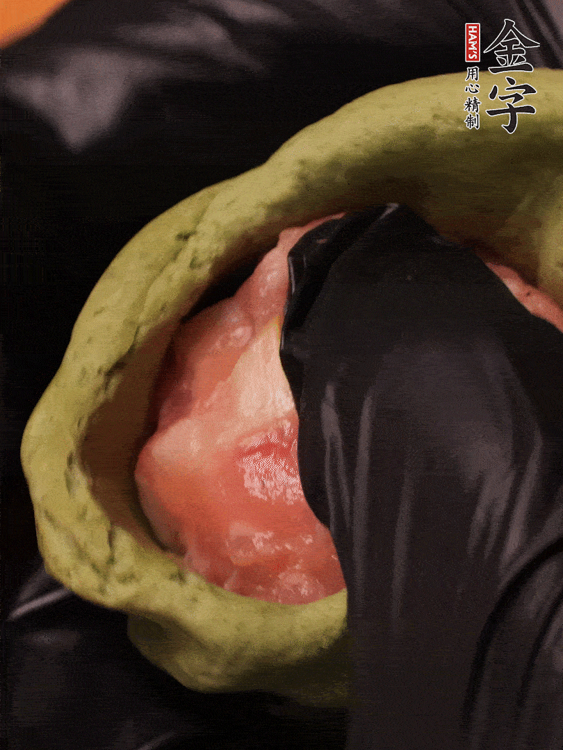 切成小劑子，中間壓個(gè)坑，做成碗狀，虎口慢慢收口