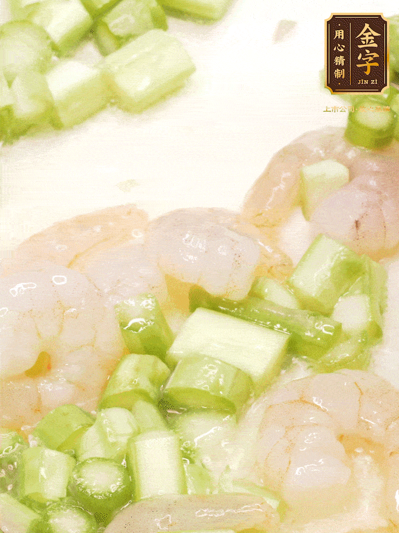 熱油煎香蝦仁，下香腸、蘆筍翻炒，盛出備用。