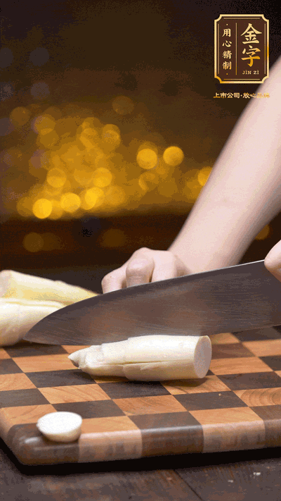 茭白剝?nèi)ネ馄?，去掉根部老硬部分，洗凈切滾刀塊