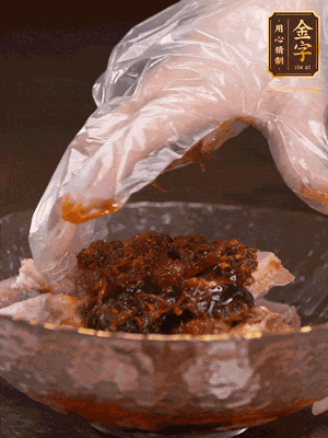 排骨用1勺蠔油、1勺醬油、1勺金字火腿XO醬抓勻腌制半小時