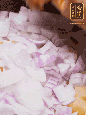 倒入洗干凈的大米、土豆丁、洋蔥碎、排骨、金字火腿xo醬、水