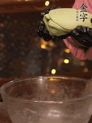 水里放點(diǎn)鹽，燒開后放艾草，一勺小蘇打，撈出浸入涼水，打成艾草泥