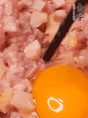 豬肉末、咸肉丁，分次加蔥姜水，一勺糖、一丟白胡椒，春筍丁，打入一個(gè)雞蛋