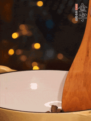 鍋中放入油，倒入醬油肉煸出油脂香味