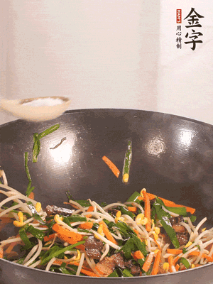 炒合菜：金字醬油肉、綠豆芽、韭菜