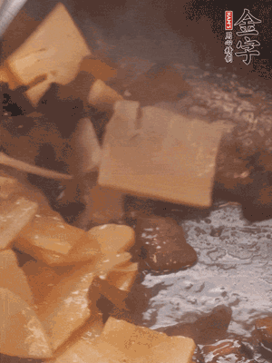 熱油起鍋，下醬油肉煸炒出香味