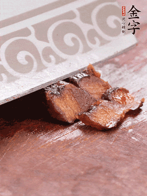 金字醬油肉水煮15分鐘，切薄片