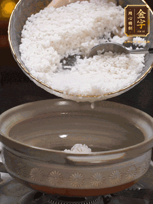 鍋底刷油，倒入米飯，水沒過即可，中小火燜10分鐘，戳幾個洞