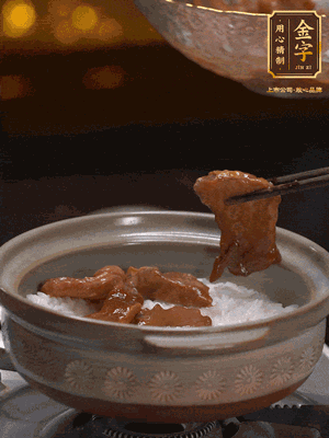 鋪上牛肉，鍋邊淋油在燜5分鐘