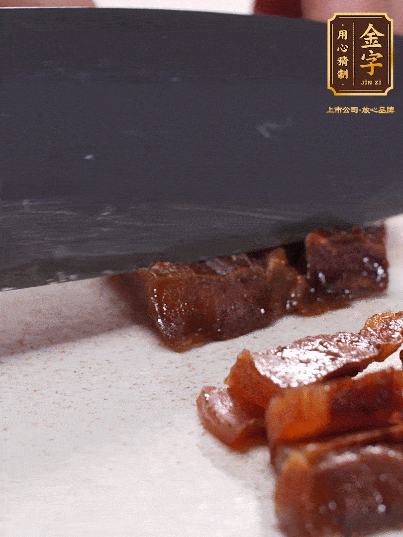 金字臘肉水煮10分鐘，切片
