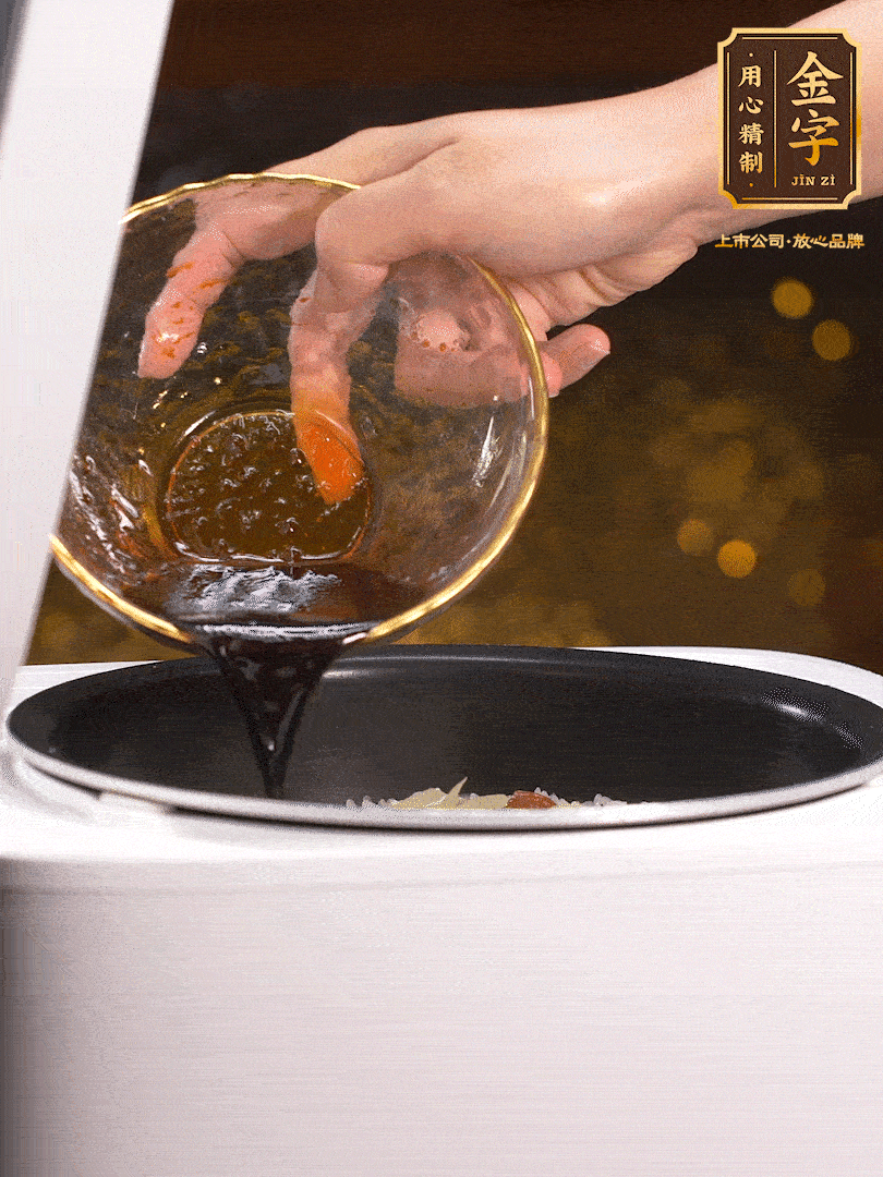 煮好后，淋上醬汁：2勺生抽、1勺老抽、1勺蠔油、半勺白糖、半勺香油、1勺水