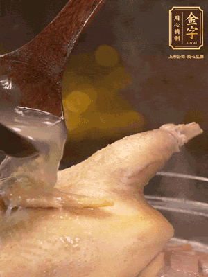 大火燒開(kāi)后，撇去浮沫。轉(zhuǎn)小火燉2個(gè)小時(shí)