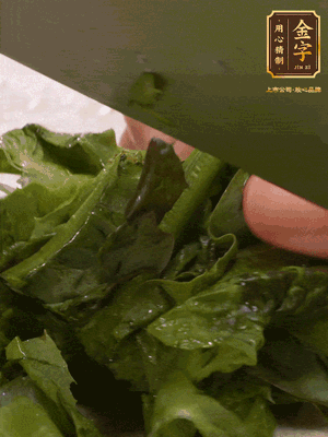 萵筍去皮切丁，萵筍葉切碎