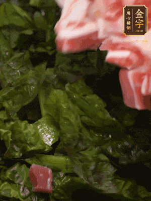 大米淘洗干凈，把食材全部放進去，加適量水攪拌均勻