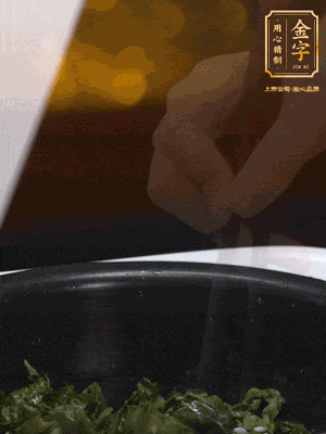 煮飯鍵開煮，根據(jù)個人口味加鹽